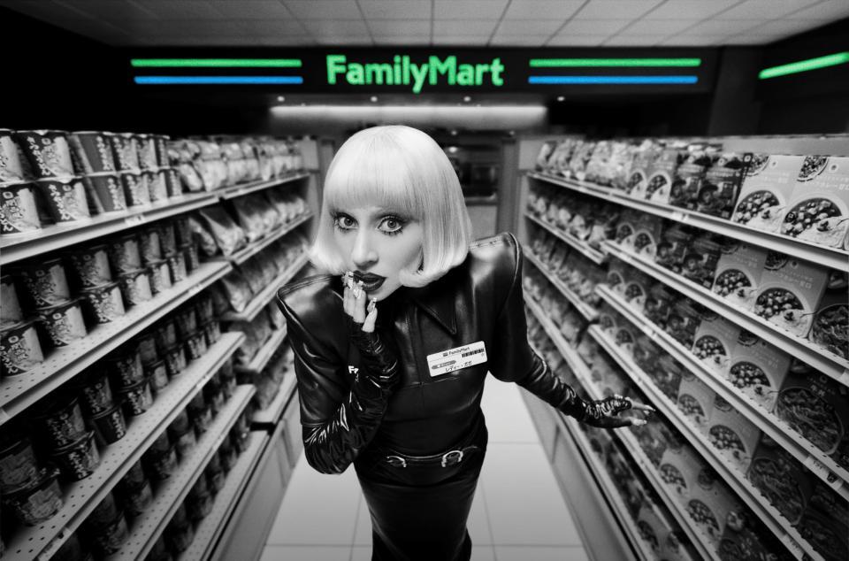 ファミリーマートの店内デジタルサイネージに登場したレディー・ガガ
