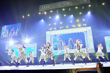 パフォーマンスするＡＫＢ４８©ＡＫＢ４８