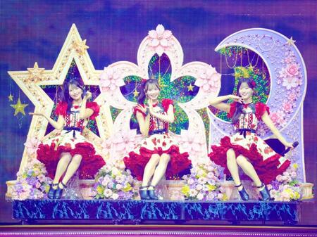 ＡＫＢ４８の（左から）佐藤綺星、伊藤百花、八木愛月©ＡＫＢ４８