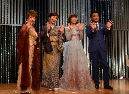 手を振る（左から）秋元順子、伍代夏子、水森かおり、中山秀征