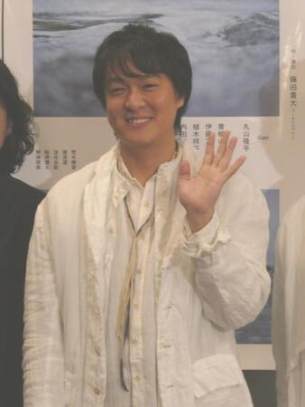 撮影に応じる丸山隆平