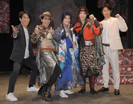 ポーズを決めて記念撮影に応じる（左から）清水順二、大沢樹生、大野紘幸、村瀬文宣、小笠原健（撮影・千葉大輝）