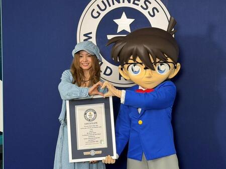 江戸川コナン（右）とハートポーズを作る倉木麻衣