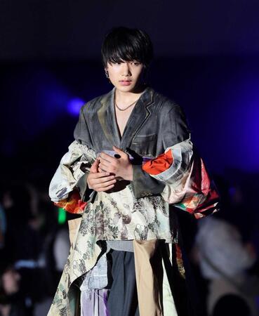 ランウェイを歩く寺田心（２０２５年撮影）