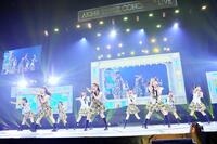 パフォーマンスするＡＫＢ４８©ＡＫＢ４８