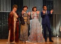 手を振る（左から）秋元順子、伍代夏子、水森かおり、中山秀征