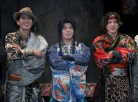 ポーズを決める（左から）大沢樹生、大野紘幸、村瀬文宣（撮影・千葉大輝）