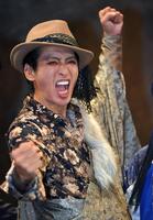 ポーズを決める大沢樹生（撮影・千葉大輝）