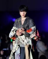 ランウェイを歩く寺田心（２０２５年撮影）