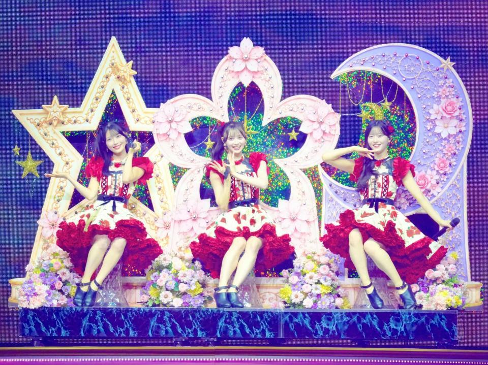 ＡＫＢ４８の（左から）佐藤綺星、伊藤百花、八木愛月©ＡＫＢ４８