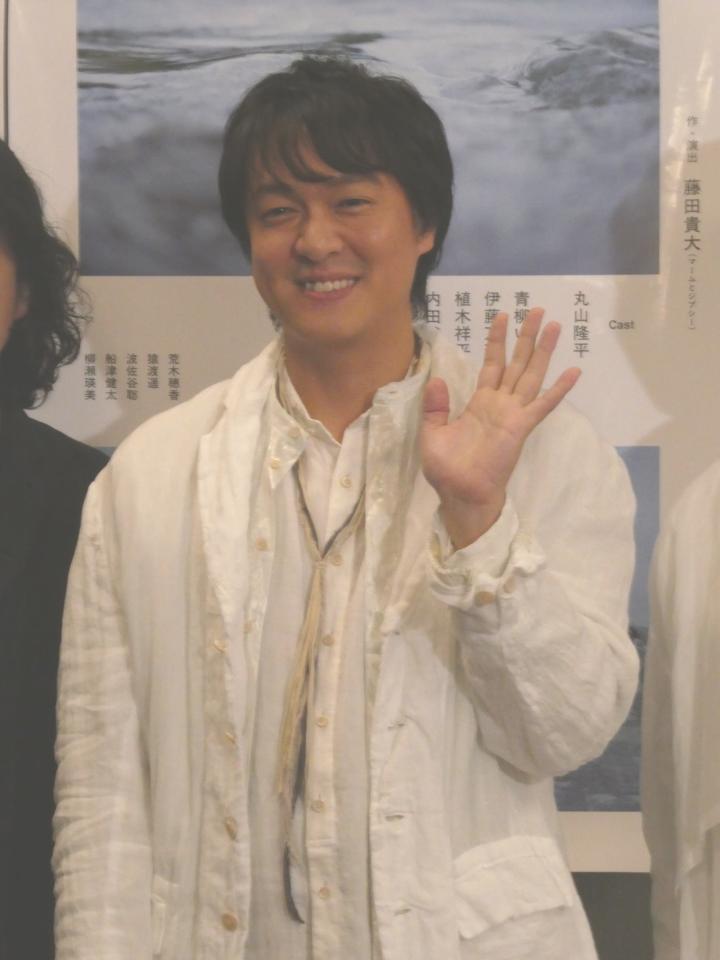 撮影に応じる丸山隆平