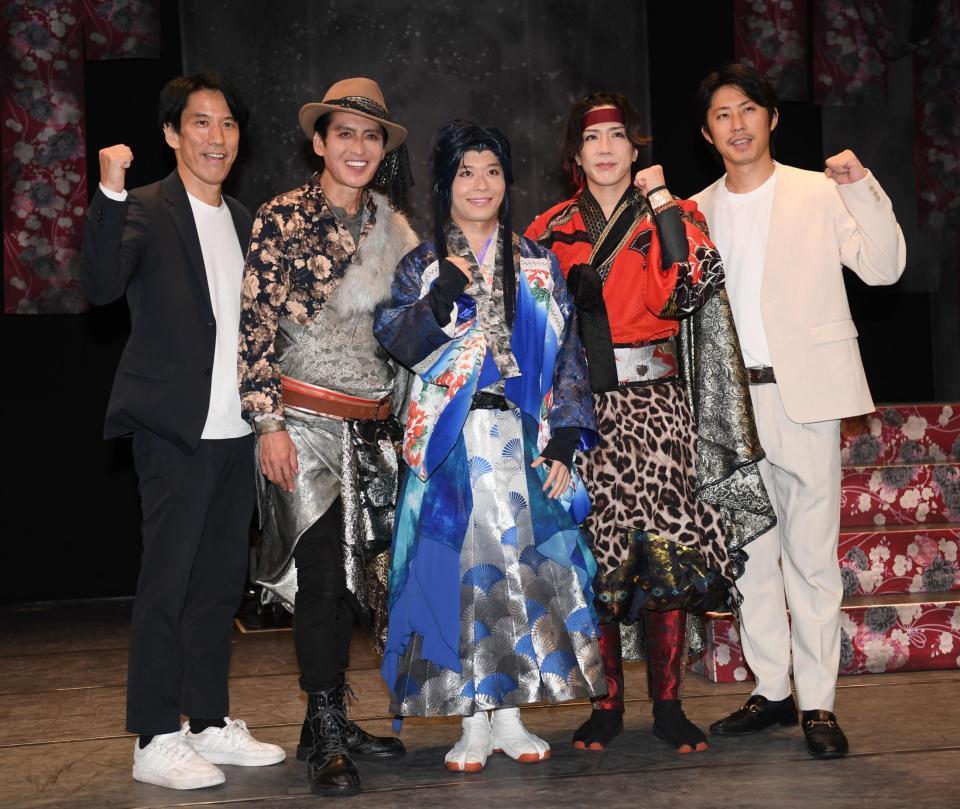 記念撮影に応じる（左から）清水順二、大沢樹生、大野紘幸、村瀬文宣、小笠原健（撮影・千葉大輝）