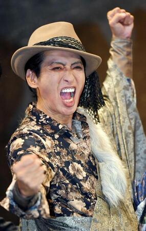 　派手にポーズを決める大沢樹生（撮影・千葉大輝）