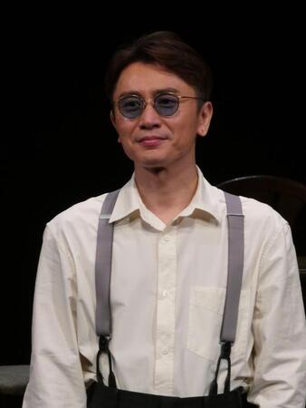 撮影に応じる安田章大