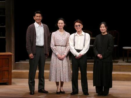 撮影に応じる（左から）丸山智己、中村映里子、安田章大、石黒麻衣氏
