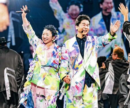 ステージで笑顔を見せたＤＲＥＡＭＳ　ＣＯＭＥ　ＴＲＵＥ（撮影・藤井拓）