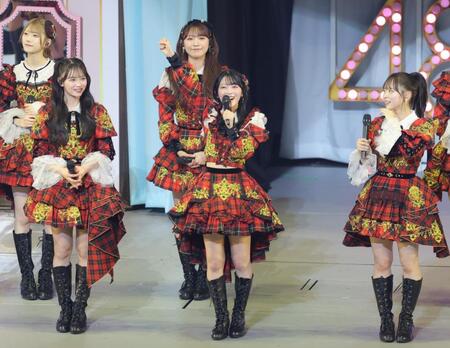 推し席でランキング１位になり喜ぶＡＫＢ４８の佐藤綺星（中央）（撮影・吉澤敬太）