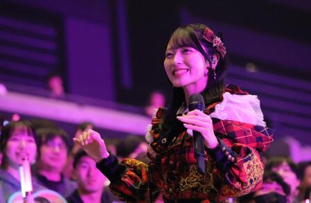 推し席に座ったファンの前で笑顔を見せるＡＫＢ４８・佐藤綺星（撮影・吉澤敬太）