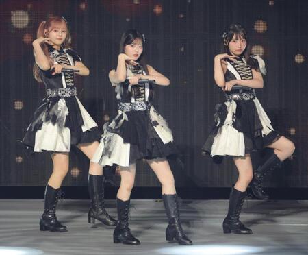 ６位となったＡＫＢ４８・八木愛月（中央）＝撮影・吉澤敬太