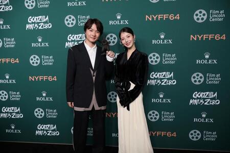 「ゴジラ-０．０」のレッドカーペットに登場した（左から）神木隆之介、浜辺美波　©　２０２６　ＴＯＨＯ
