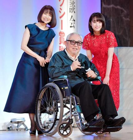風吹ジュン（左）、清野菜名（右）に受賞を祝福され、笑顔を見せる倉本聰さん＝２０１８年５月