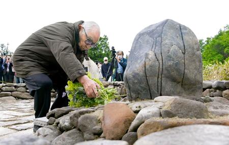 テレビドラマ「北の国から」のロケ地、北海道富良野市で完成した黒板五郎さんの記念碑に花を手向ける倉本聰さん＝２０２２年６月