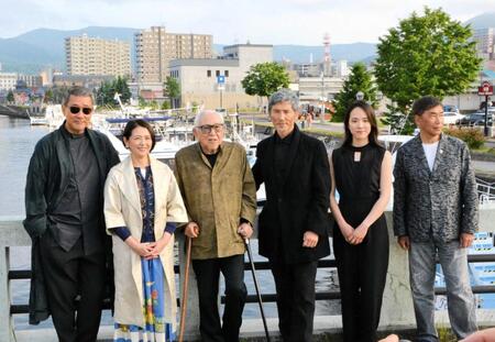 （左から）中井貴一、小泉今日子、倉本聰さん、本木雅弘、菅野恵、若松節朗監督＝２０２３年６月