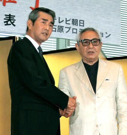 会見で倉本聰さん（右）と握手する渡哲也さん＝２００５年６月