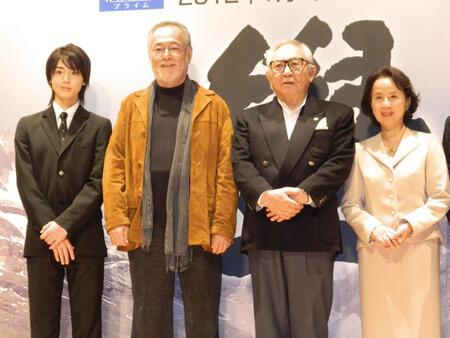 制作発表に出席した（左から）高杉真宙、仲代達矢さん、倉本聰さん、八千草薫さん＝２０１１年１１月