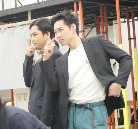 稽古でダンスを披露する千葉雄大（左）と戸塚純貴