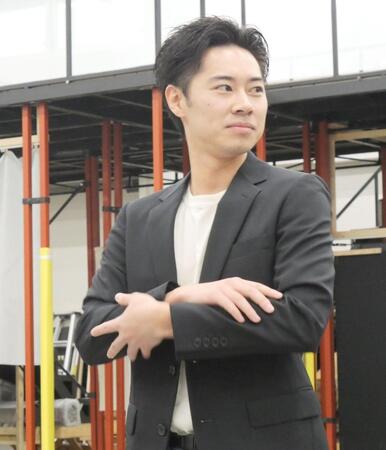稽古でダンスを披露する戸塚純貴