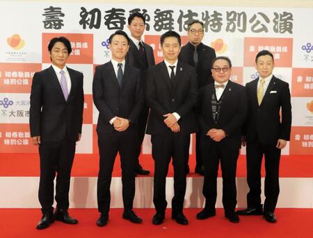「壽新春歌舞伎特別公演」の記者発表会に出席した（後列左から）中村壱太郎、市川中車（前列左から）片岡愛之助、横山英幸大阪市長、吉村洋文大阪府知事、中村鴈治郎、片岡孝太郎