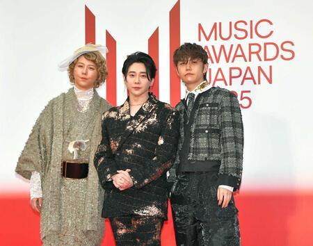 「ＭＵＳＩＣ　ＡＷＡＲＤＳ　ＪＡＰＡＮ　２０２５」授賞式のレッドカーペットを歩くＭｒｓ．ＧＲＥＥＮ　ＡＰＰＬＥ＝２５年５月