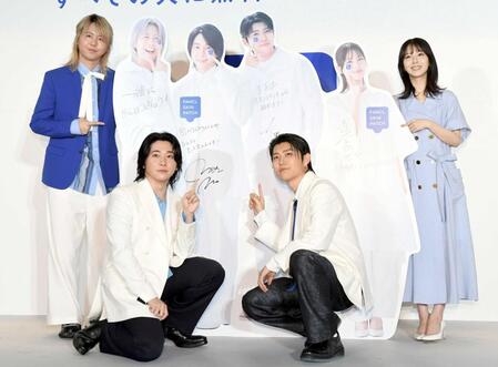 写真パネルにメッセージを書き込んだＭｒｓ．ＧＲＥＥＮ　ＡＰＰＬＥの（左から）藤澤涼架、大森元貴、若井滉斗と浜辺美波＝３月