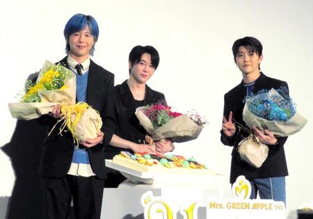 デビュー１０周年を祝福されたＭｒｓ．　ＧＲＥＥＮ　ＡＰＰＬＥの（左から）藤澤涼架、大森元貴、若井滉斗＝２５年７月