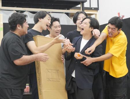 コミカルな演技を披露する（左から）皆川猿時、大水洋介、戸塚純貴、牧島輝、千葉雄大、日高由起刀