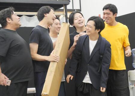 コミカルな演技を披露する（左から）皆川猿時、大水洋介、戸塚純貴、牧島輝、千葉雄大、日高由起刀