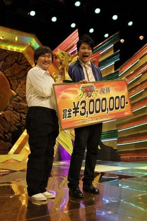 第３３回ＡＢＣお笑いグランプリで優勝した「かまいたち」の山内健司（左）と濱家隆一＝２０１２年１月