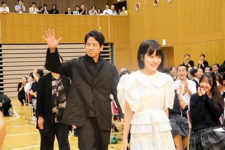 映画「わたしの知らない子どもたち」のイベントにサプライズ登場した岡田准一（左）小八重葵美