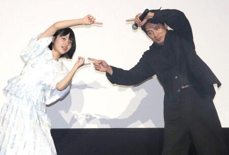 小八重葵美（左）とフュージョンを決める岡田准一