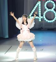 １位に輝き笑顔のＡＫＢ４８・佐藤綺星（撮影・吉澤敬太）