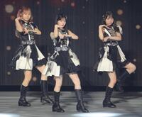 ６位となったＡＫＢ４８・八木愛月（中央）＝撮影・吉澤敬太