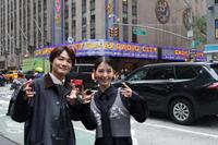 ラジオシティ前で写真に応じる（左から）神木隆之介、浜辺美波　©　２０２６　ＴＯＨＯ