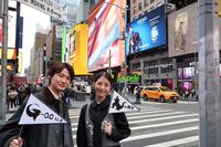 タイムズスクエアで笑顔を見せる神木隆之介（左）と浜辺美波（Ｃ）２０２６　ＴＯＨＯ　