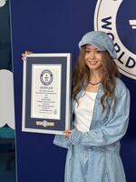 ギネス世界記録の認定証を手にする倉木麻衣