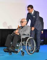 中井貴一（後方）に車椅子を押されて登壇する倉本聰さん＝２０２４年１１月