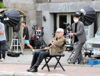 映画「海の沈黙」の撮影風景を見守る倉本聰さん＝２０２３年６月