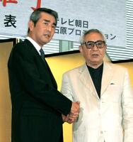 会見で倉本聰さん（右）と握手する渡哲也さん＝２００５年６月