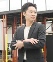 稽古でダンスを披露する戸塚純貴