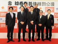 「壽新春歌舞伎特別公演」の記者発表会に出席した（後列左から）中村壱太郎、市川中車（前列左から）片岡愛之助、横山英幸大阪市長、吉村洋文大阪府知事、中村鴈治郎、片岡孝太郎